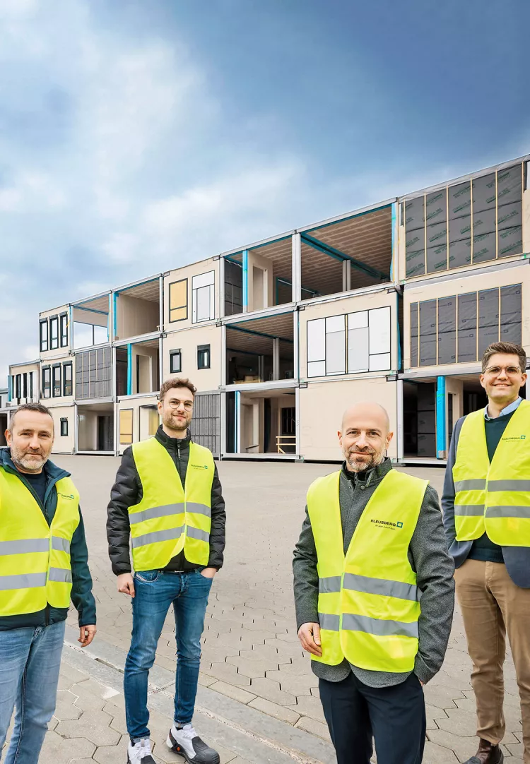Werkleiter Jörg Draschner, der Leiter der Produktentwicklung Jonas Beuth und Geschäftsführer Oliver Hartmann von Kleusberg und Berater Tobias Michels von Porsche Consulting (von links).