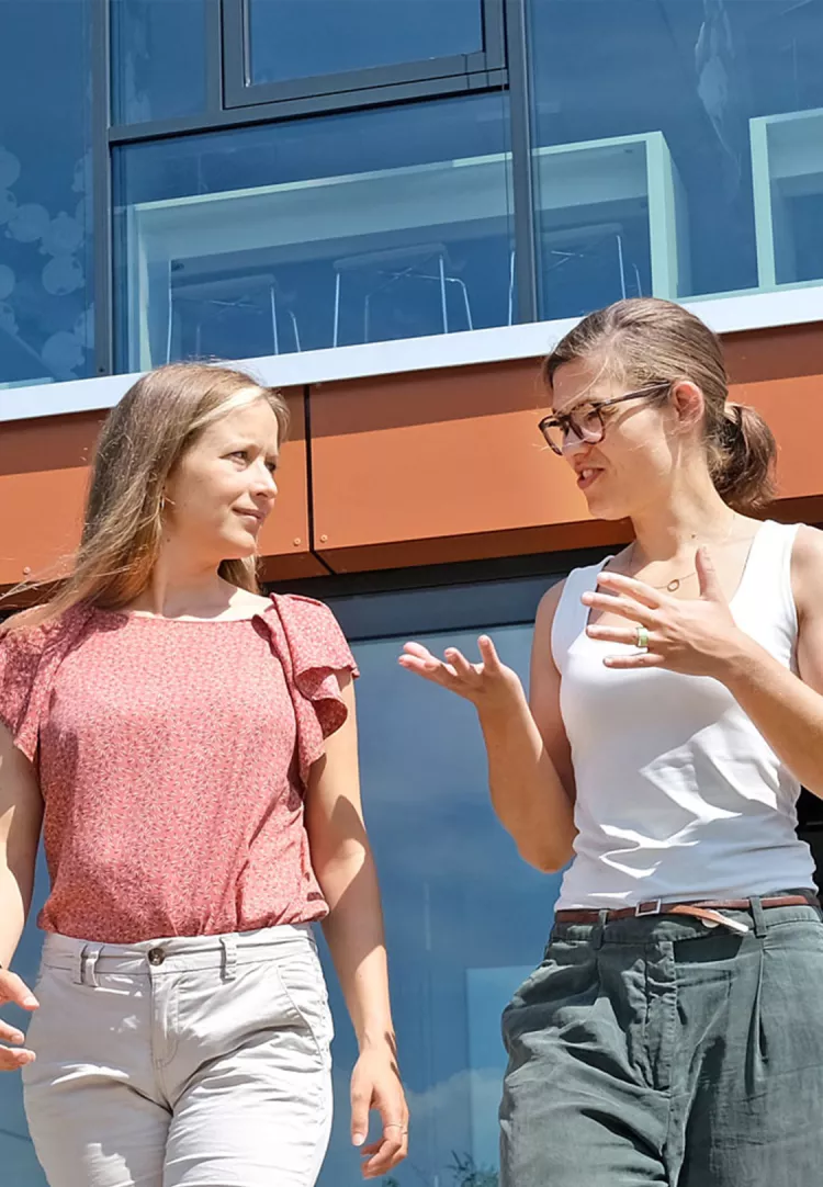 Für ihre innovative Produktidee wurden die Gründerinnen von Traceless Materials Dr. Anne Lamp (CEO, links) und Johanna Baare (COO, rechts) im Jahr 2022 mit dem Deutschen Gründerpreis ausgezeichnet.