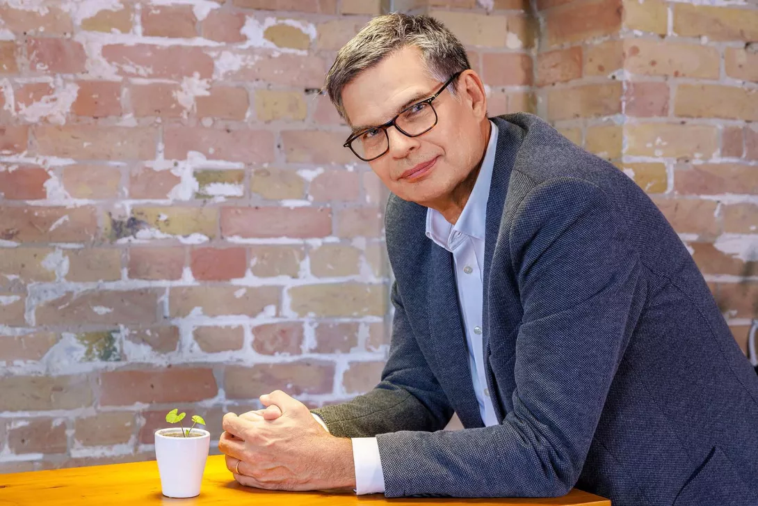 „Global denken und lokal handeln ist der Schlüssel zum Erfolg“, sagt Dr. Dirk Voeste, Chief Sustainability Officer der Volkswagen Group. Das Porsche Consulting Magazin traf den Biologen in einer ehemaligen Berliner Seifenfabrik.