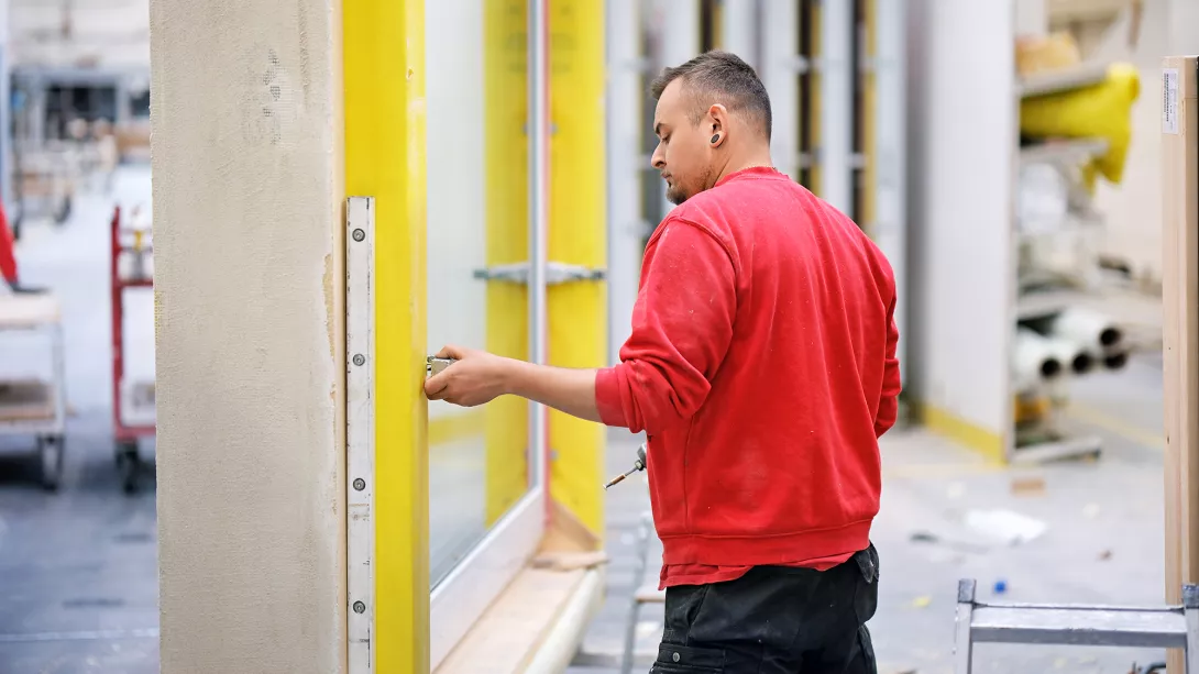 Wo der Qualitätsanspruch es erfordert, wird mit reiner Handarbeit verfeinert. Mitarbeiter Johannes Schmid nimmt die letzten Verschraubungen vor und prüft den ordnungsgemäßen Sitz des Fensters nach dem erfolgten Einbau.