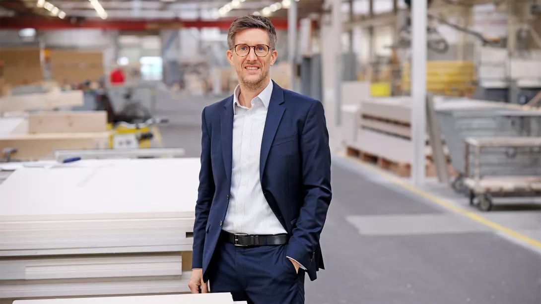 Dr. Manuel Schönwitz in den Produktionshallen im Werk Rheinau-​Linx. Der gelernte Schreiner, promovierte Betriebswirt und frühere Managementberater bei Porsche Consulting ist seit Oktober 2023 Technischer Geschäftsführer des sauerländischen Werks Wenden-​Hünsborn.