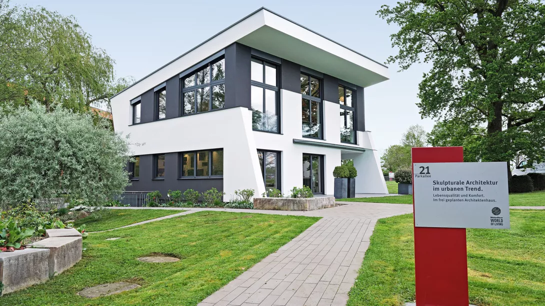  Quelle der Inspiration: Die Musterhausausstellung „World of Living“ im Erlenpark bietet Bauinteressierten und Kunden eine Vielfalt individueller Häuser. Von hochmoderner, skulpturaler Architektur bis hin zum klassischen Landhausstil sind den Gestaltungsoptionen keine Grenzen gesetzt.