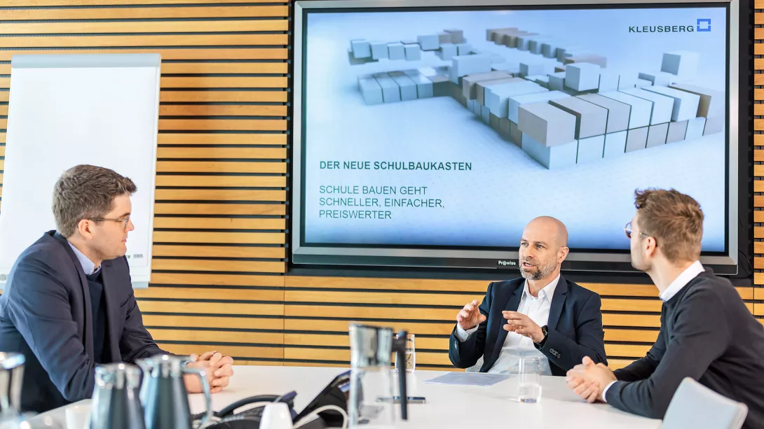 Oliver Hartmann (Mitte) und Jonas Beuth (rechts) von Kleusberg gemeinsam mit Berater Tobias Michels (Porsche Consulting). 