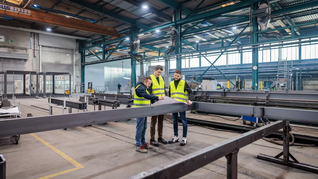 Produktion Kleusberg: Werkleiter Jörg Draschner, Porsche Consulting-Berater Tobias Michels und Produktentwickler Jonas Beuth.