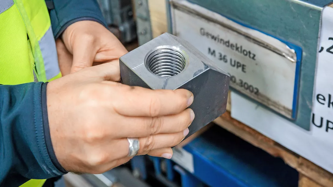 Produktion Kleusberg: Gewinde für das Anheben vorgefertigter Module.