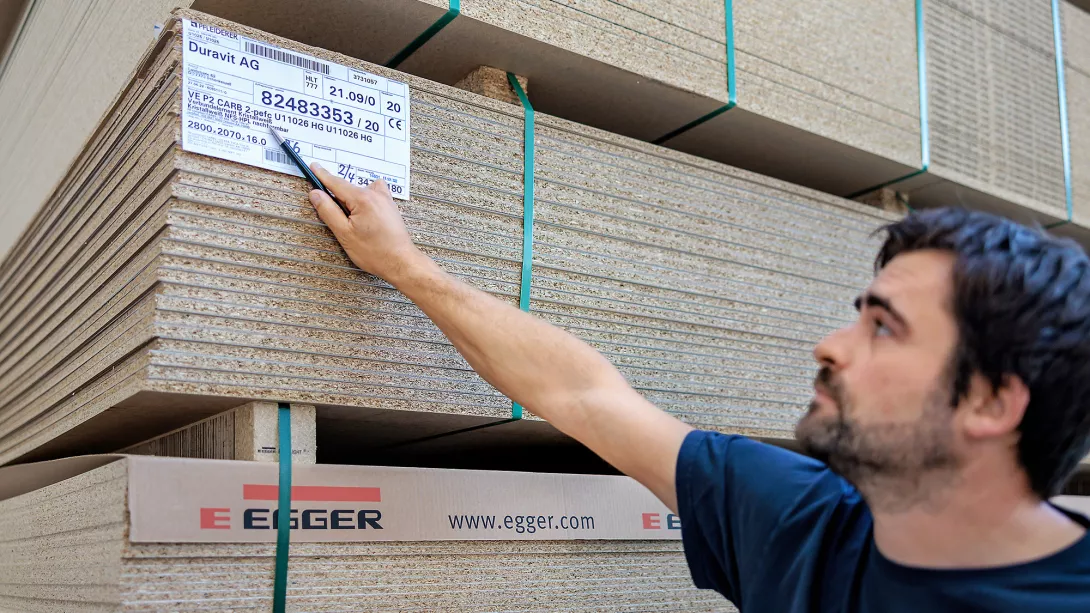 Jürgen Aberle, Fertigungsleiter der Vorfertigung, in der Produktionsstätte von Duravit in Schenkenzell.