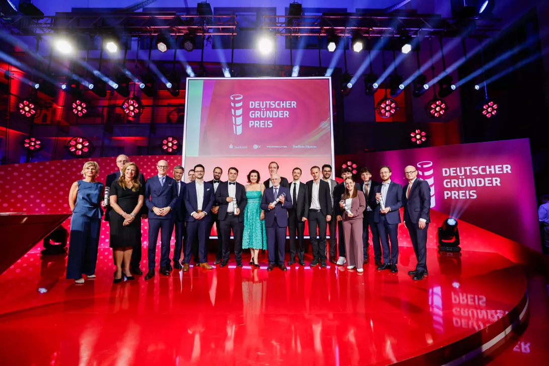 Deutscher Gründerpreis 2026 Gewinner auf Bühne